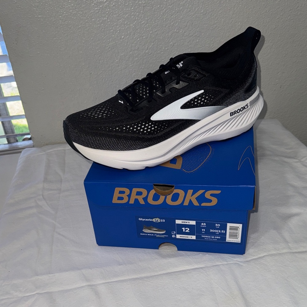 Brooks Men's Black and White Running Shoes
